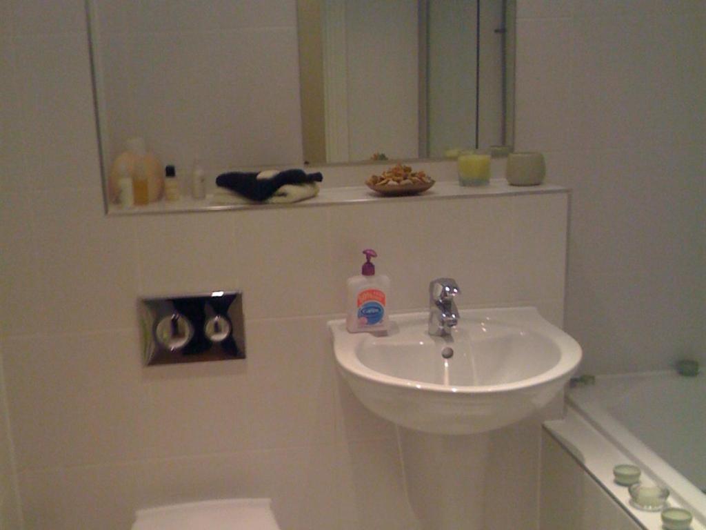 Apple House Guesthouse Heathrow Airport Hillingdon Bagian luar foto